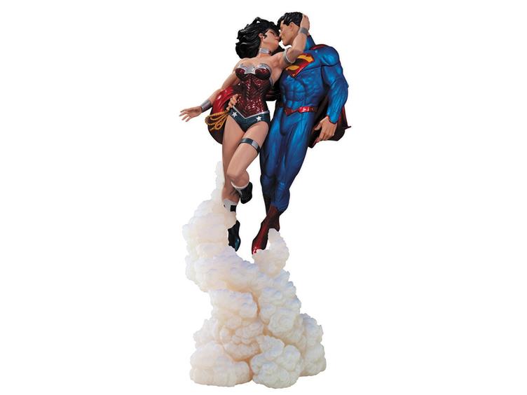 Superman & Wonder Woman "The Kiss" Statue Superman & Wonder Woman "The Kiss" Statue